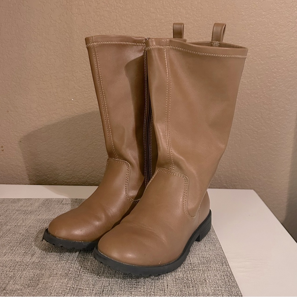 Gap youth size 1 boots (2023).
